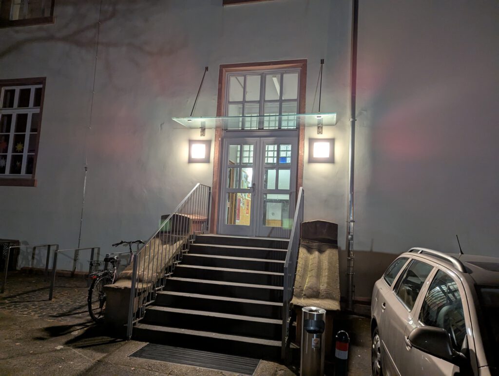 EInmgang zur Knabenschule im Winter