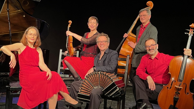 Claudia Louise Weigand Violine | Georg Lehr Violoncello | Norbert Kotzan Bandoneon 
Margarete Schurmann-Spengler Piano | Kai Spengler Kontrabass | Jezebel [Izabela Barbu] Gesang 